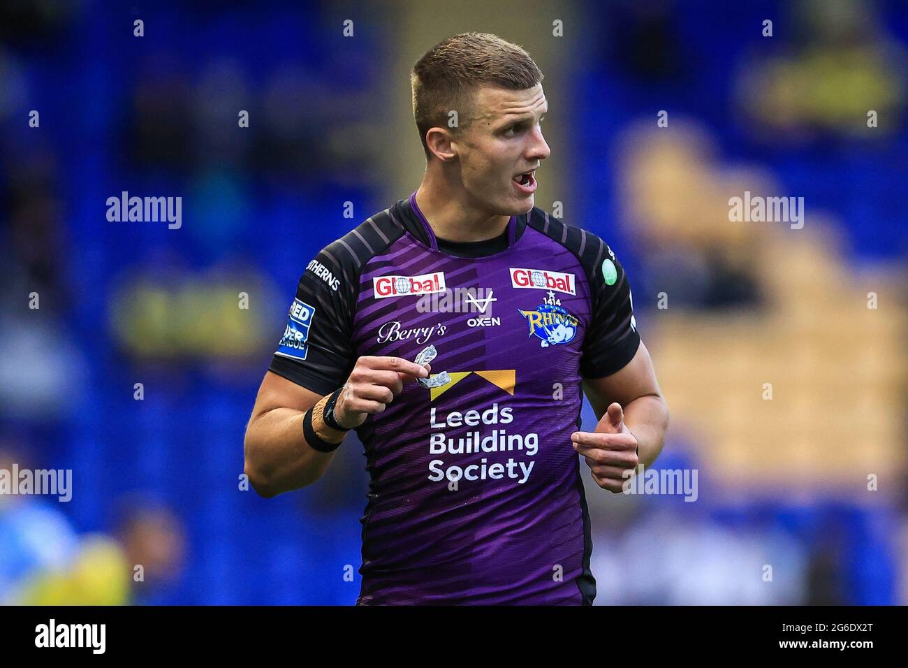 Ash Handley (5) de Leeds Rhinos donne des instructions à son équipe, le 7/5/2021. (Photo de Mark Cosgrove/News Images/Sipa USA) crédit: SIPA USA/Alay Live News Banque D'Images