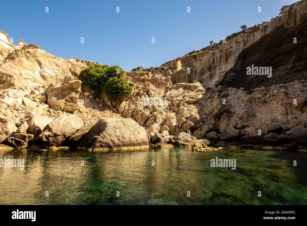 Kleftiko - les roches se sont effondrées formant une grotte cachée en raison de l'activité volcanique, sur la côte sud-ouest de l'île de Milos, en Grèce. Banque D'Images
