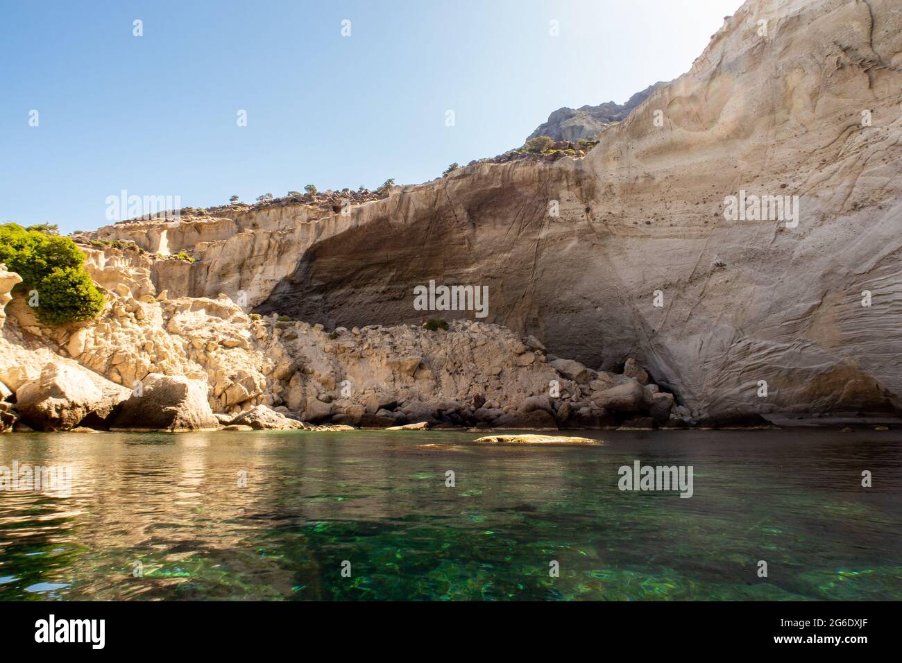 Kleftiko - les roches se sont effondrées formant une grotte cachée en raison de l'activité volcanique, sur la côte sud-ouest de l'île de Milos, en Grèce. Banque D'Images
