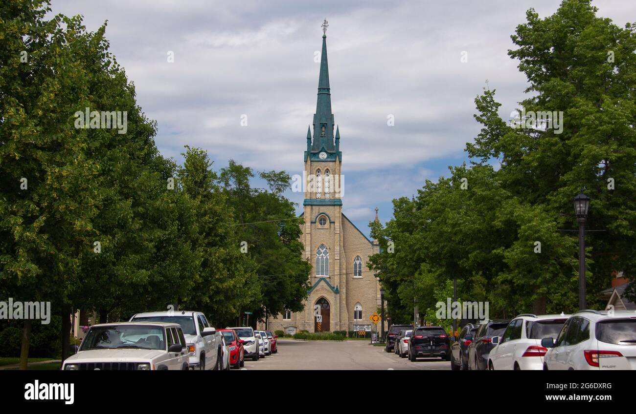 Église presbytérienne avec une flèche verte Banque D'Images