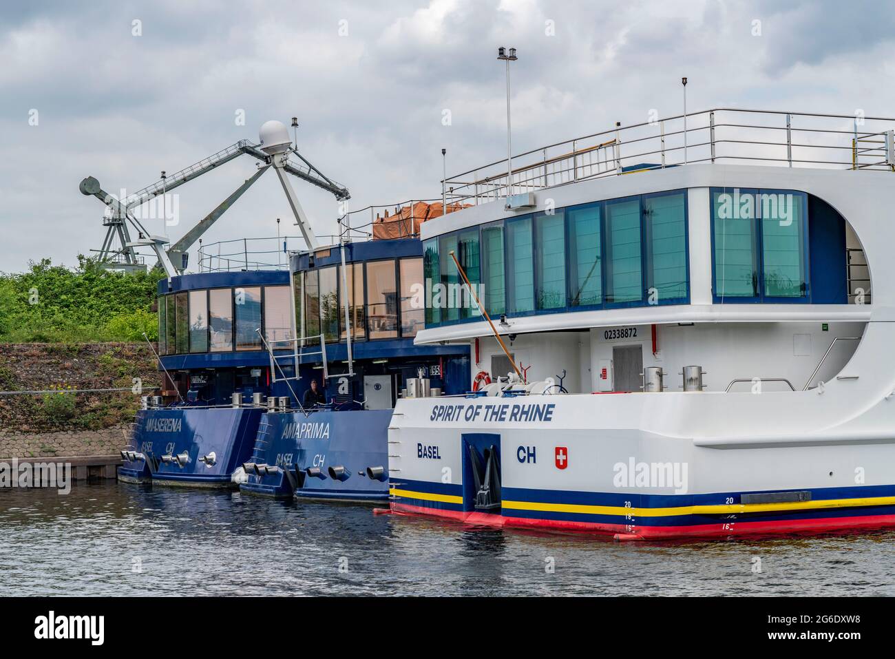 Port intérieur Duisburg Ruhrort, bassin portuaire C, les bateaux de croisière fluviaux sont à l'ancre en raison de voyages annulés dans la crise de Corona, NRW, Allemagne, Banque D'Images