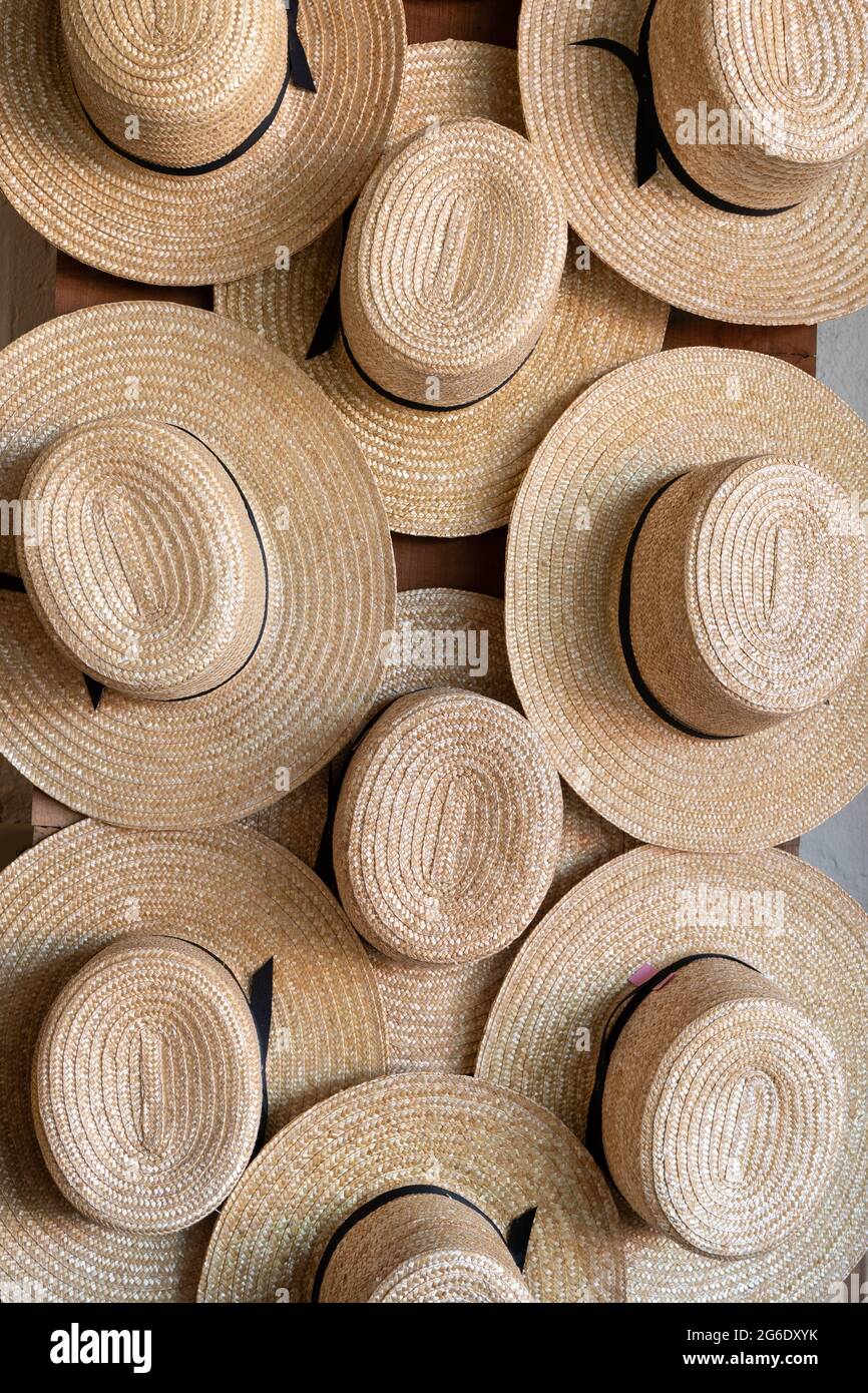 Beaucoup de chapeaux de paille Amish suspendus sur un mur Photo Stock -  Alamy