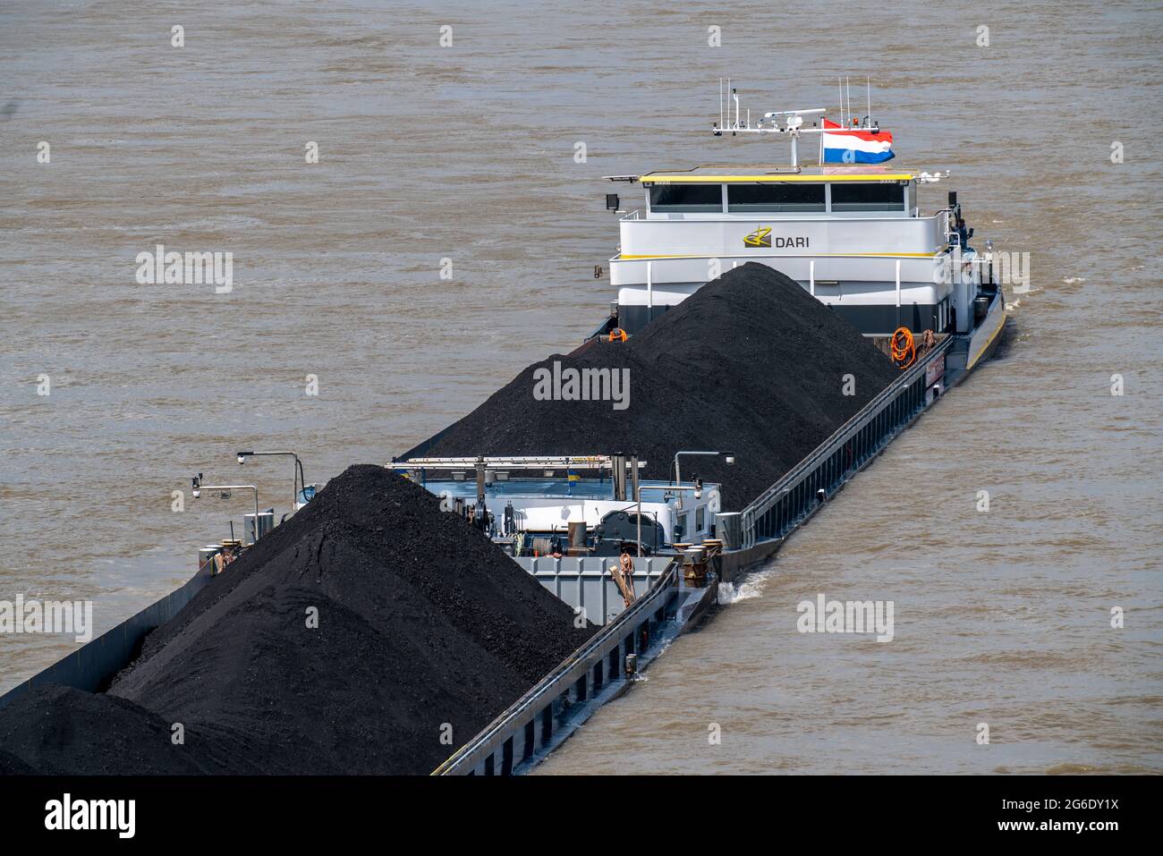 Navigation intérieure, navire de cargaison néerlandais Privilege apporte du charbon importé, charbon de centrale, de Rotterdam au sud de l'Allemagne, ici sur le Rhin à la p Banque D'Images
