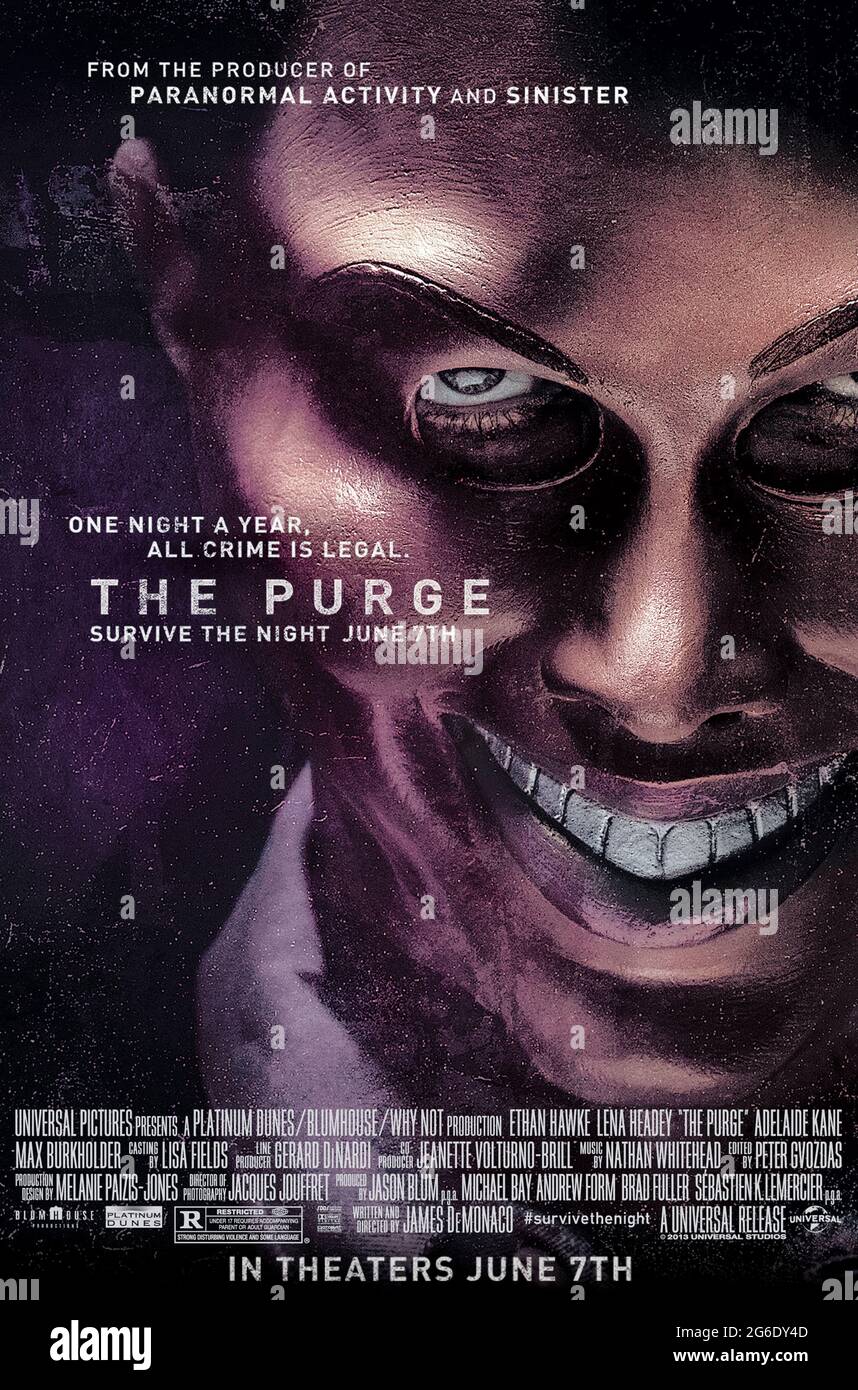 La purge (2013) dirigée par James DeMonaco et mettant en vedette Ethan Hawke, Lena Headey et Max Burkholder. Lors de la purge annuelle où tout crime est légal et où les services d'urgence sont suspendus, une famille est détenue en otage pour offrir un refuge à un vagabond qui est l'intention d'une bande de purgeurs de tuer. Banque D'Images
