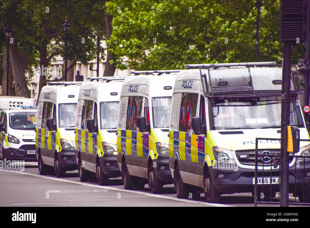 Londres, Royaume-Uni. 05e juillet 2021. Des véhicules de police vus alignés dans la rue pendant la manifestation Kill the Bill. Des manifestants se sont rassemblés sur la place du Parlement pour protester contre le projet de loi sur la police, le crime, la peine et les tribunaux, qui, selon beaucoup, conférerait à la police davantage de pouvoirs sur les manifestations au Royaume-Uni. Crédit : SOPA Images Limited/Alamy Live News Banque D'Images