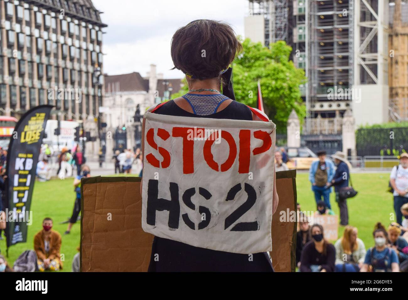 Londres, Royaume-Uni. 05e juillet 2021. Un démonstrateur porte une bannière « STOP HS2 (High Speed 2 Railway system) » lors de la manifestation Kill the Bill. Des manifestants se sont rassemblés sur la place du Parlement pour protester contre le projet de loi sur la police, le crime, la peine et les tribunaux, qui, selon beaucoup, conférerait à la police davantage de pouvoirs sur les manifestations au Royaume-Uni. (Photo de Vuk Valcic/SOPA Images/Sipa USA) crédit: SIPA USA/Alay Live News Banque D'Images