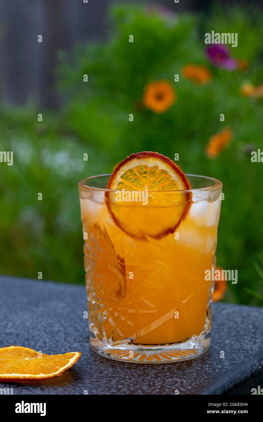 Jus d'orange et cocktail de vodka avec glace Banque D'Images