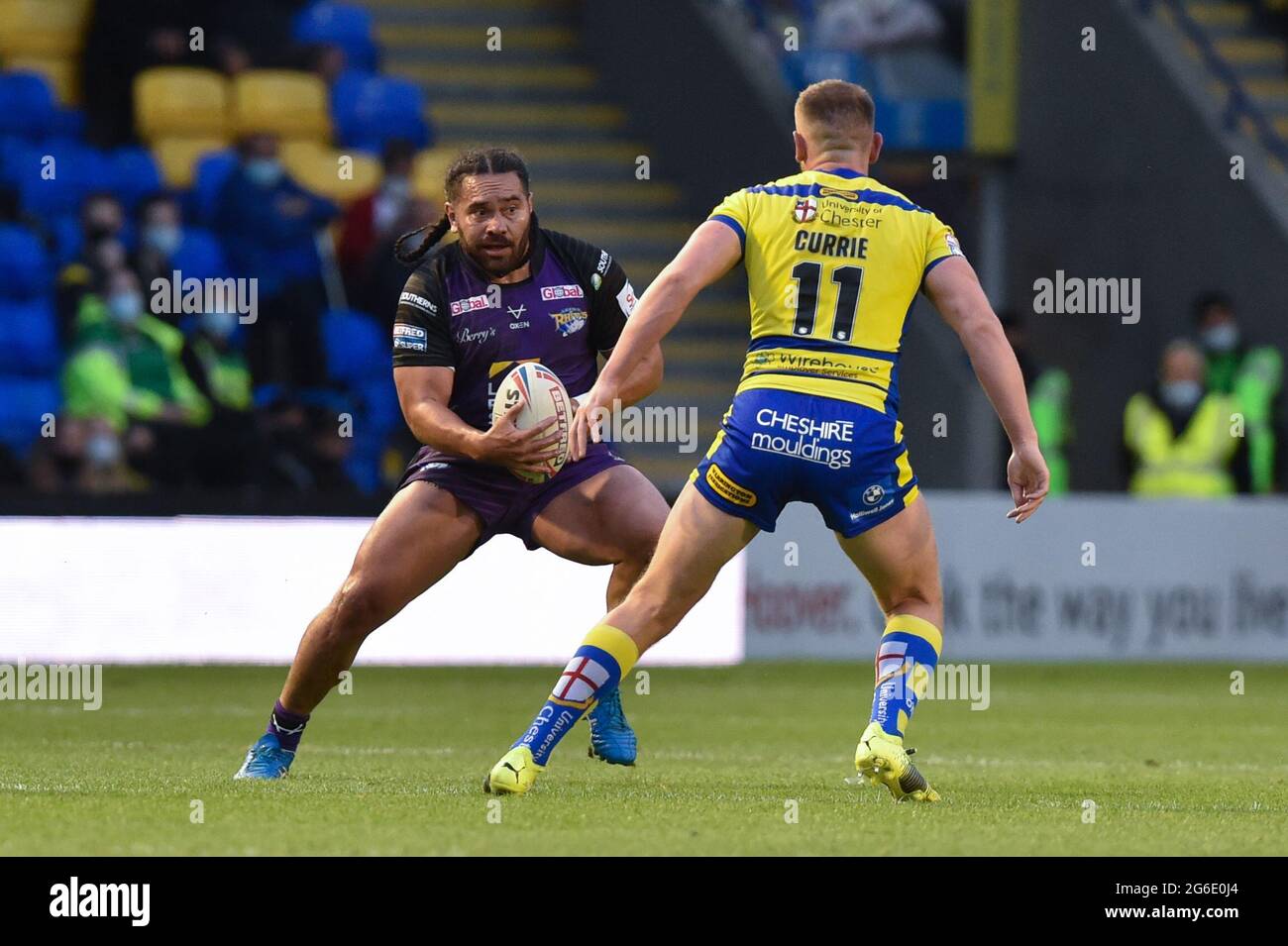 Warrington, Royaume-Uni. 05e juillet 2021. Konrad Hurrell (4) de Leeds Rhinos devant Ben Currie (11) de Warrington Wolves à Warrington, Royaume-Uni, le 7/5/2021. (Photo de Richard long/ RL Photography/News Images/Sipa USA) crédit: SIPA USA/Alay Live News Banque D'Images