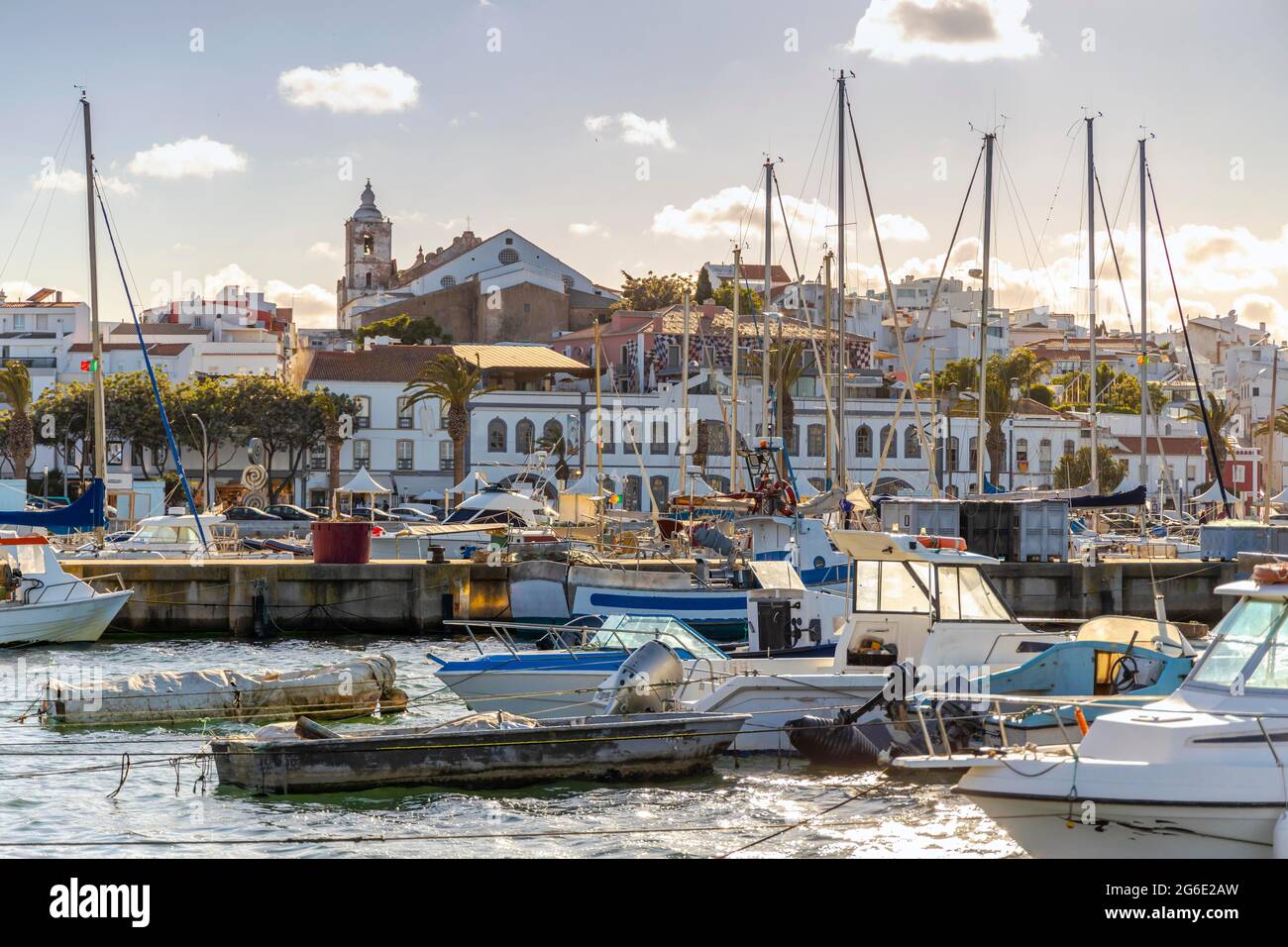 Bateaux dans le port de plaisance de Lagos avec la vieille ville derrière, Algarve, Portugal Banque D'Images