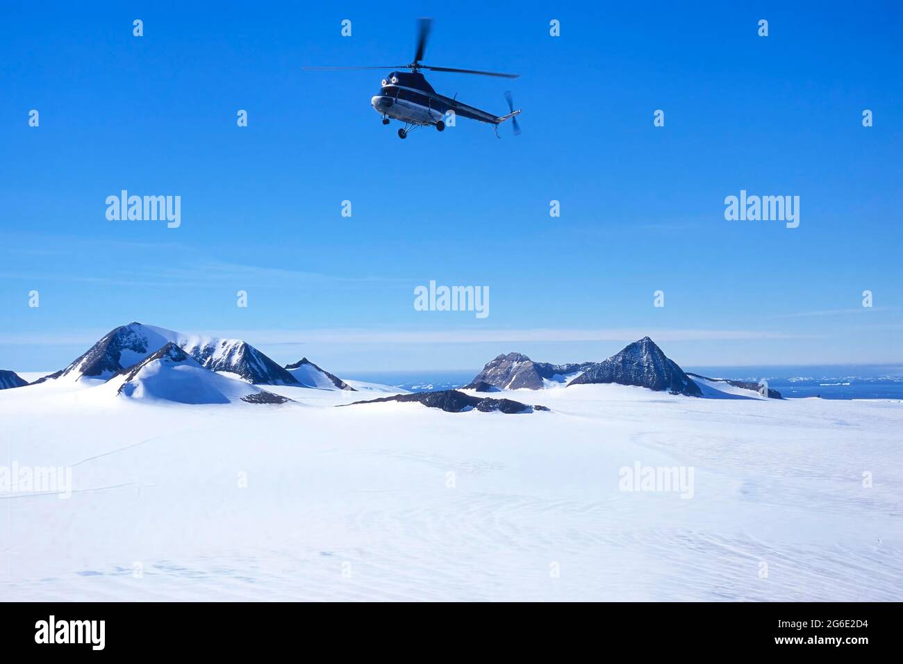Hélicoptère survolant Brown Bluff dans le détroit de l'Antarctique, mer de Weddell, Antarctique Banque D'Images