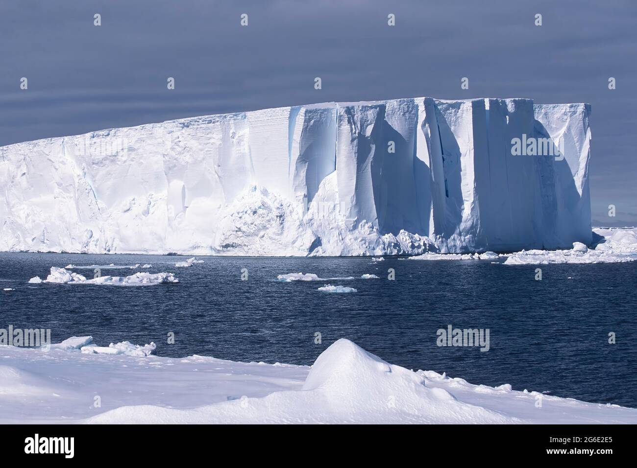 Icebergs au plateau de glace de Riiser-Larsen, côte de la Reine Maud, mer de Weddell, Antarctique Banque D'Images