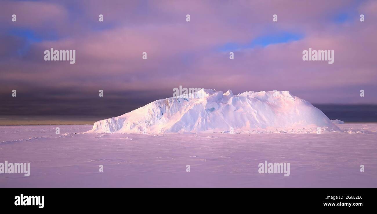 Icebergs au plateau de glace de Riiser-Larsen, côte de la Reine Maud, mer de Weddell, Antarctique Banque D'Images