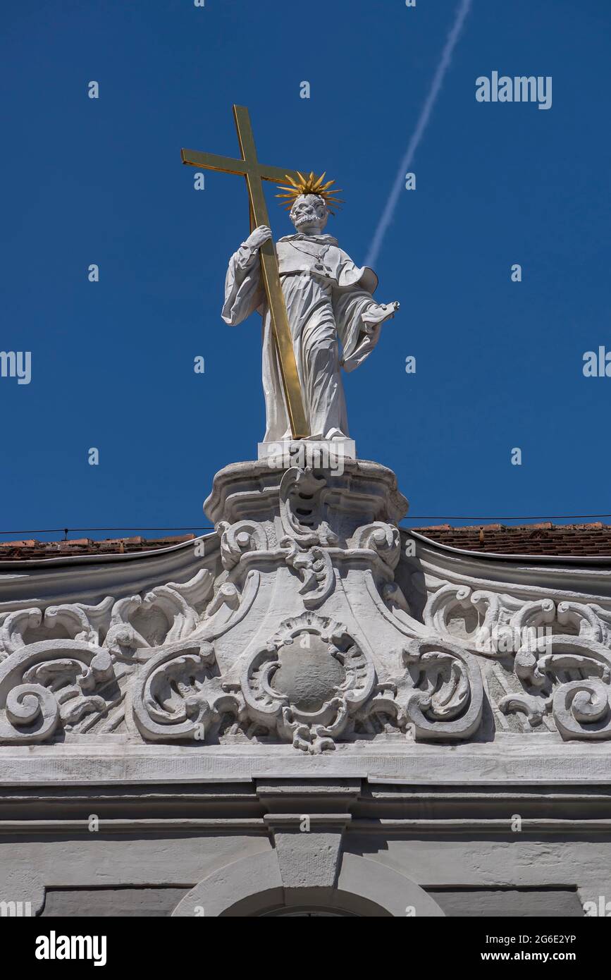 Sculpture d'un saint avec une croix sur le palais historique de la ville, Bamberg, haute-Franconie, Bavière, Allemagne Banque D'Images