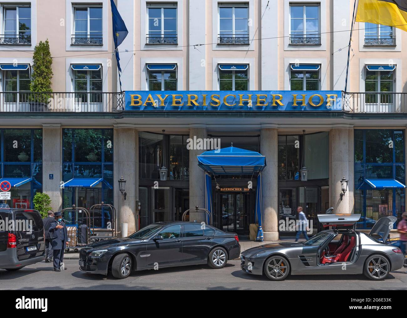 Entrée de l'hôtel Bayerischer Hof, voitures de luxe en face, Munich, Bavière, Allemagne Banque D'Images