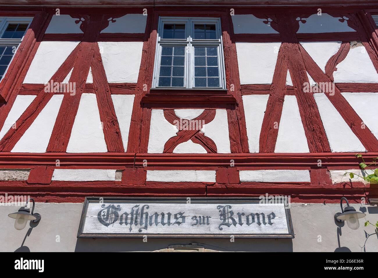 Panneau à l'auberge historique Zur Krone construit 1704/05, Franconian Open Air Museum, Bad Windsheim, moyenne-Franconie, Bavière, Allemagne Banque D'Images Panneau à l'auberge historique Zur Krone construit 1704/05, Franconian Open Air Museum, Bad Windsheim, moyenne-Franconie, Bavière, Allemagne Banque D'Images