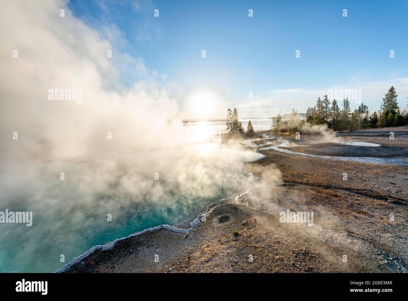 Sources chaudes à la vapeur avec eau turquoise au soleil du matin, piscine noire, bassin West Thumb Geyser, parc national de Yellowstone, Wyoming, États-Unis Banque D'Images