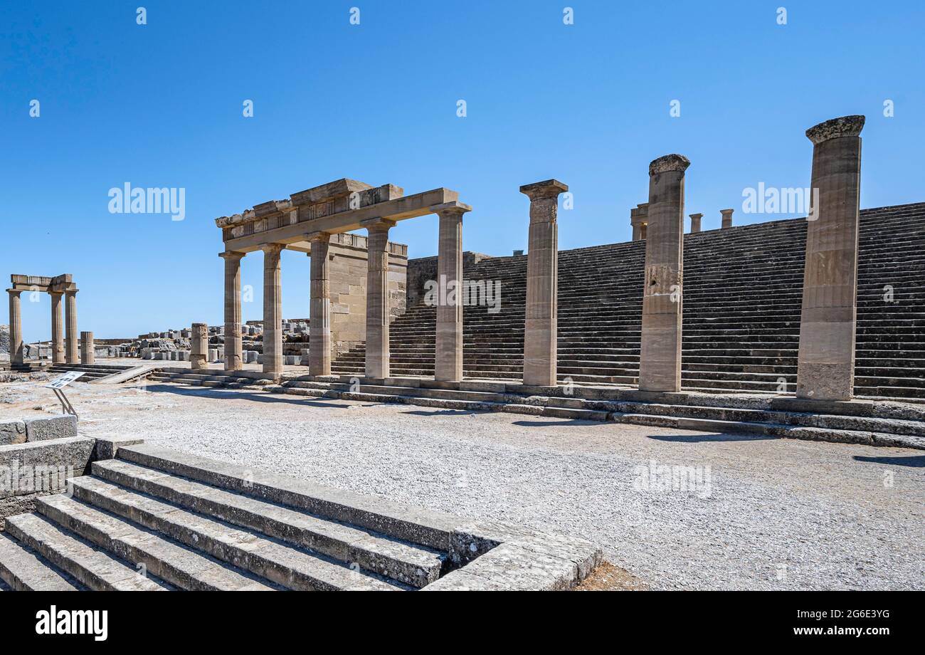 Colonnes romaines, temple romain, Acropole de Lindos, Lindos, Rhodes, Dodécanèse, Grèce Banque D'Images Colonnes romaines, temple romain, Acropole de Lindos, Lindos, Rhodes, Dodécanèse, Grèce Banque D'Images