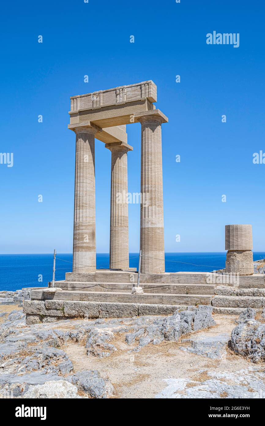 Colonnes romaines, temple romain, Acropole de Lindos, Lindos, Rhodes, Dodécanèse, Grèce Banque D'Images Colonnes romaines, temple romain, Acropole de Lindos, Lindos, Rhodes, Dodécanèse, Grèce Banque D'Images