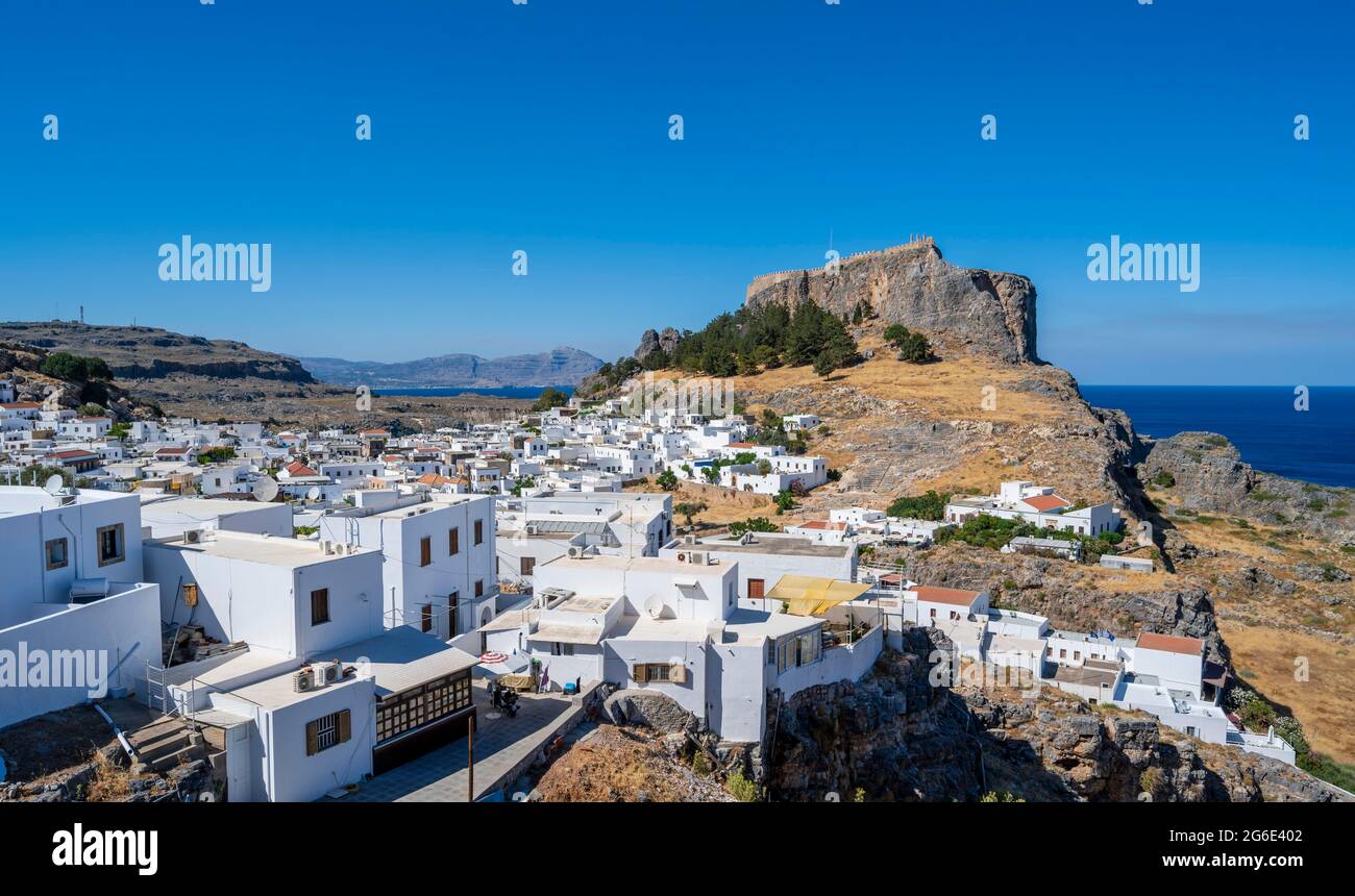Ville de Lindos avec des maisons blanches, dans l'Acropole arrière de Lindos, Lindos, Rhodes, Dodécanèse, Grèce Banque D'Images Ville de Lindos avec des maisons blanches, dans l'Acropole arrière de Lindos, Lindos, Rhodes, Dodécanèse, Grèce Banque D'Images