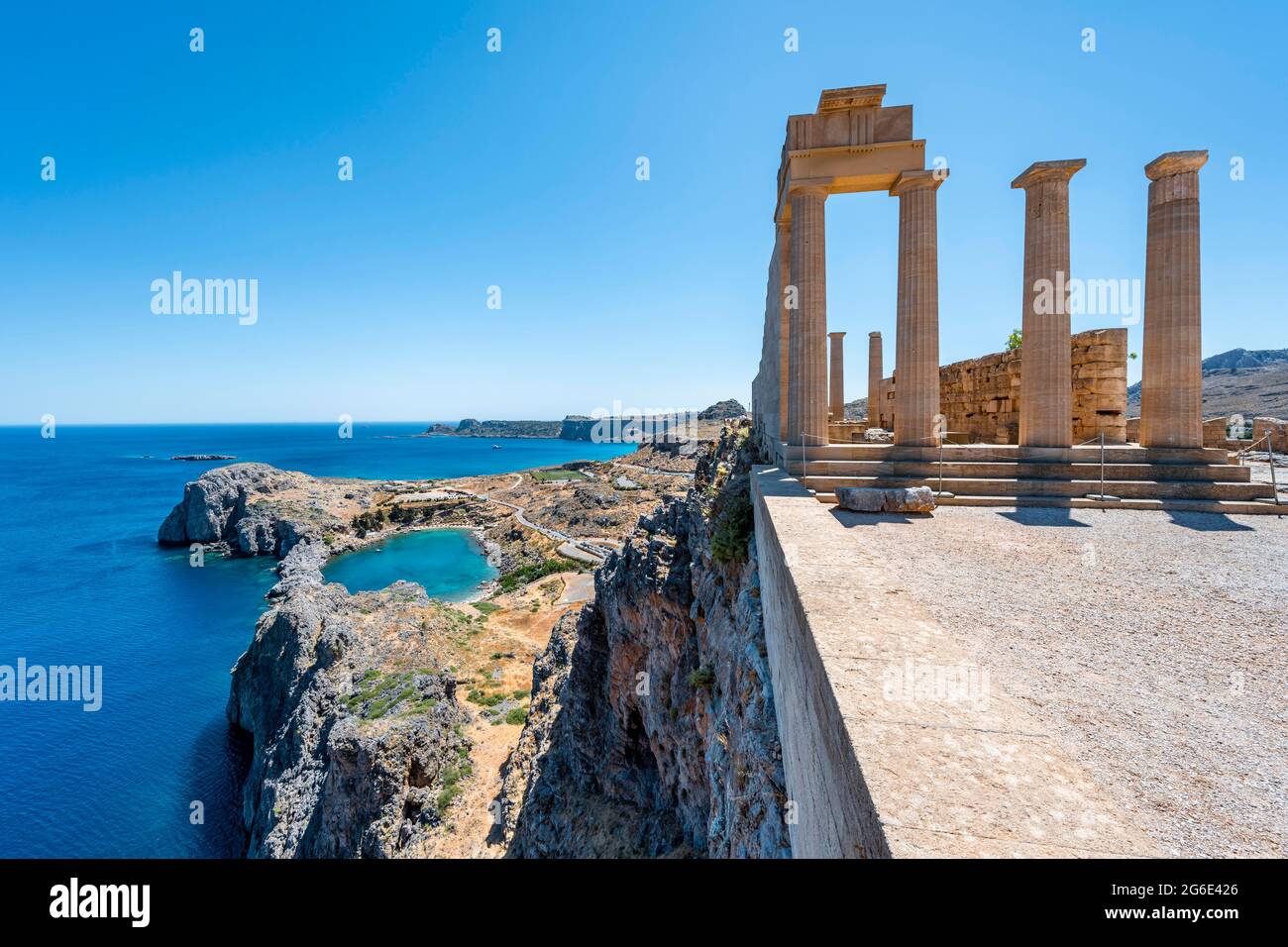 Colonnes romaines, temple romain, Acropole de Lindos, arrière Paulus Bay, Lindos, Rhodes, Dodécanèse, Grèce Banque D'Images Colonnes romaines, temple romain, Acropole de Lindos, arrière Paulus Bay, Lindos, Rhodes, Dodécanèse, Grèce Banque D'Images