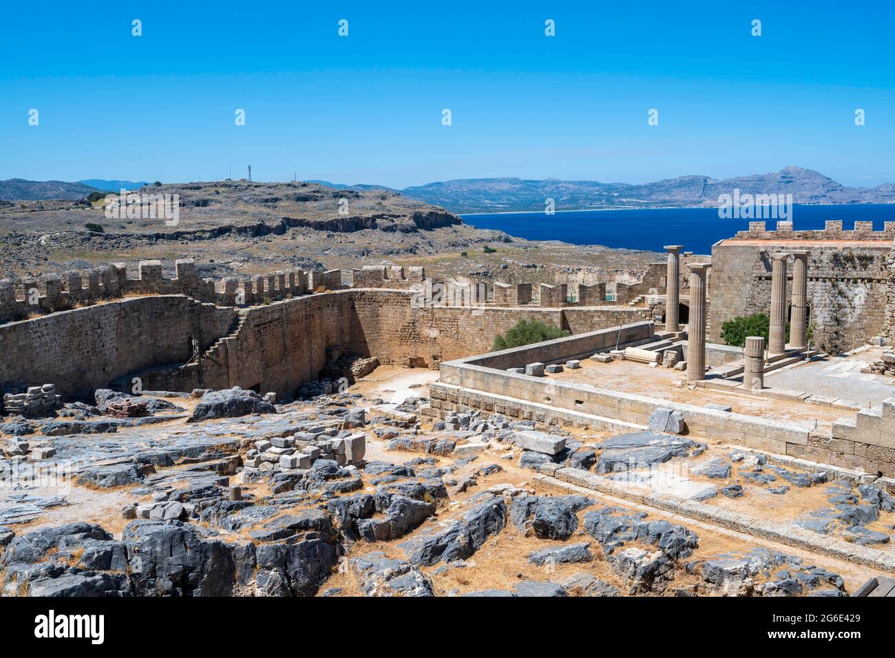 Mur et colonnes du temple romain, Acropole de Lindos, Lindos, Rhodes, Dodécanèse, Grèce Banque D'Images Mur et colonnes du temple romain, Acropole de Lindos, Lindos, Rhodes, Dodécanèse, Grèce Banque D'Images