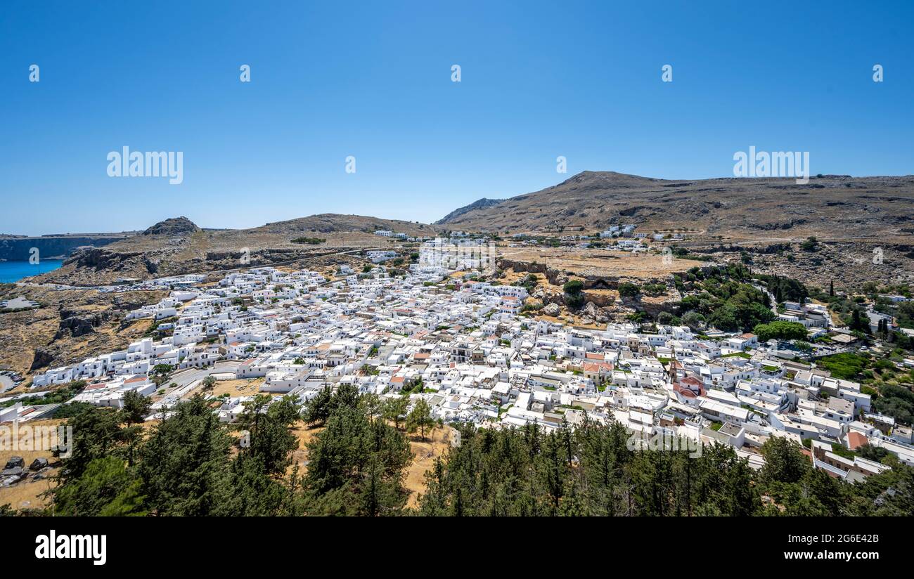 Vue sur les maisons blanches de la ville de Lindos, vue de l'Acropole, Lindos, Rhodes, Dodécanèse, Grèce Banque D'Images