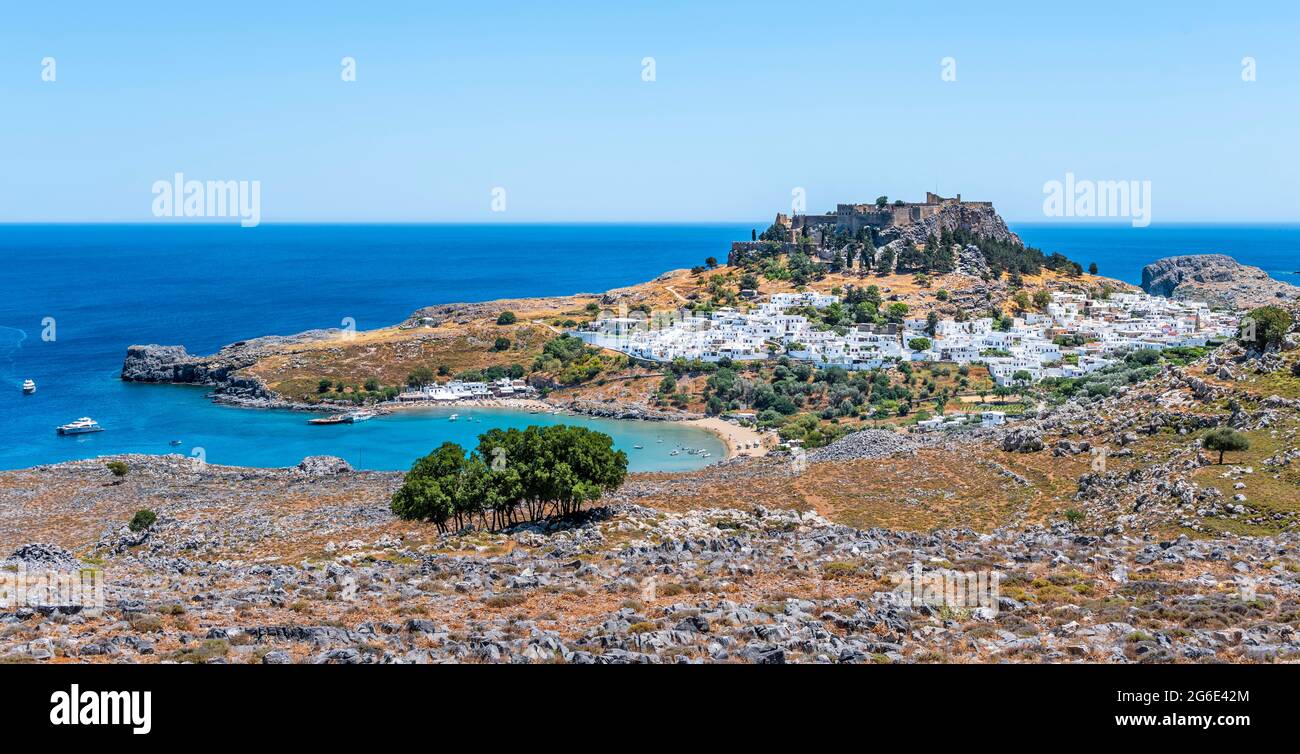Vue sur la baie de Lindos avec la ville et l'acropole de Lindos, Lindos, Rhodes, Dodécanèse, Grèce Banque D'Images Vue sur la baie de Lindos avec la ville et l'acropole de Lindos, Lindos, Rhodes, Dodécanèse, Grèce Banque D'Images