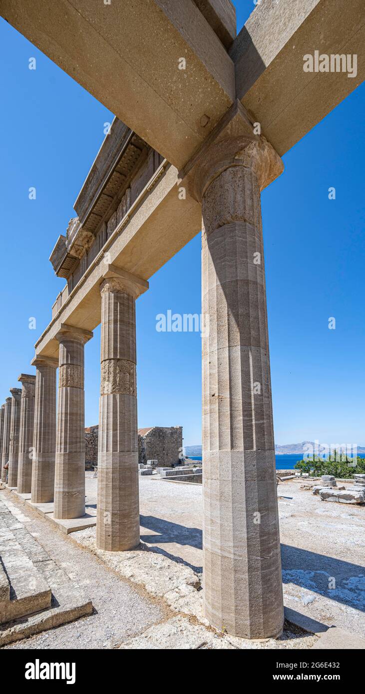 Colonnes romaines, temple romain, Acropole de Lindos, Lindos, Rhodes, Dodécanèse, Grèce Banque D'Images Colonnes romaines, temple romain, Acropole de Lindos, Lindos, Rhodes, Dodécanèse, Grèce Banque D'Images