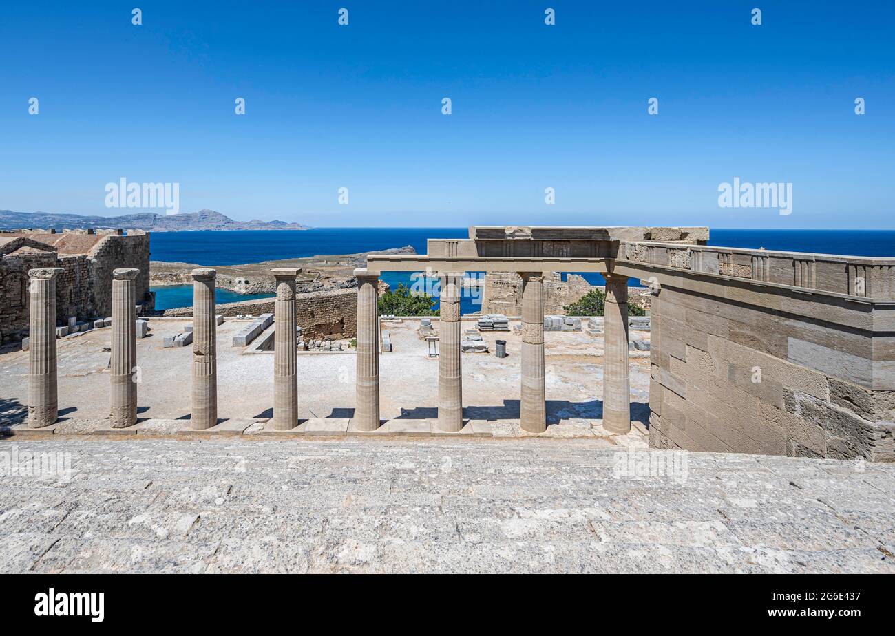Colonnes romaines, temple romain, Acropole de Lindos, Lindos, Rhodes, Dodécanèse, Grèce Banque D'Images Colonnes romaines, temple romain, Acropole de Lindos, Lindos, Rhodes, Dodécanèse, Grèce Banque D'Images