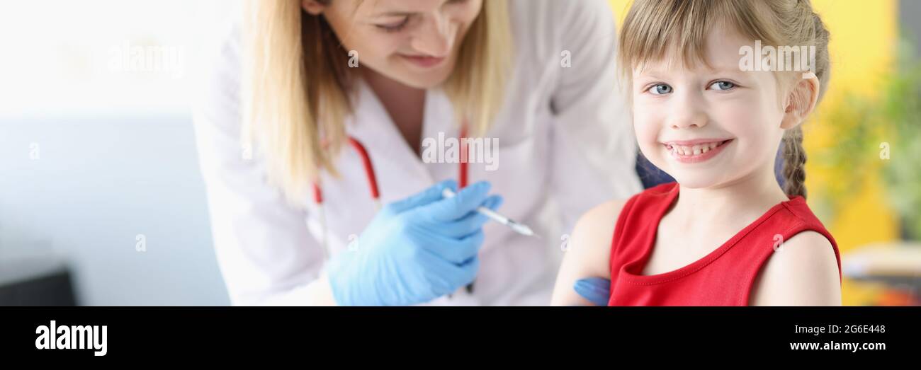 Médecin injectant des médicaments dans l'épaule de la petite fille en clinique Banque D'Images