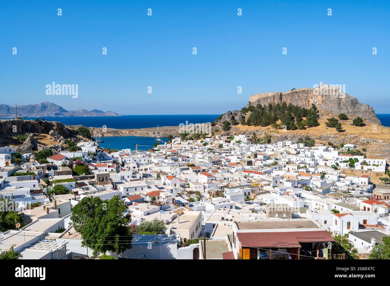 Ville de Lindos avec des maisons blanches, dans l'Acropole arrière de Lindos, Lindos, Rhodes, Dodécanèse, Grèce Banque D'Images Ville de Lindos avec des maisons blanches, dans l'Acropole arrière de Lindos, Lindos, Rhodes, Dodécanèse, Grèce Banque D'Images