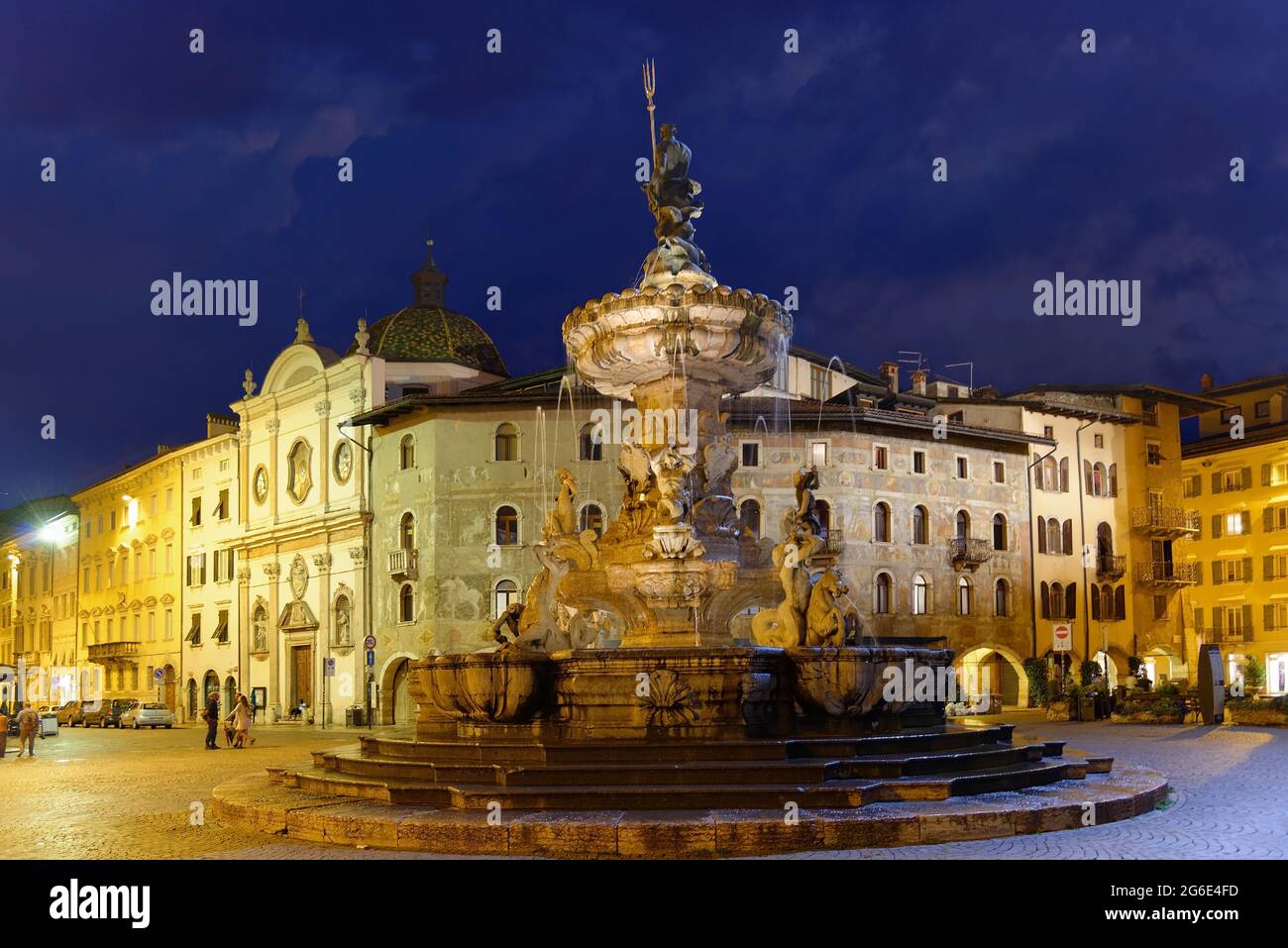 Place de la cathédrale avec fontaine Neptune dans la soirée, Trento, Trentin-Haut-Adige, Italie Banque D'Images