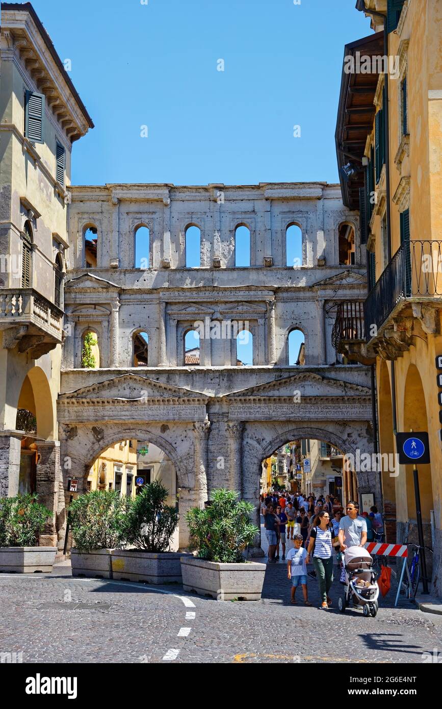 Porte romaine de la ville Porta dei Borsari, Vérone, Vénétie, Italie Banque D'Images