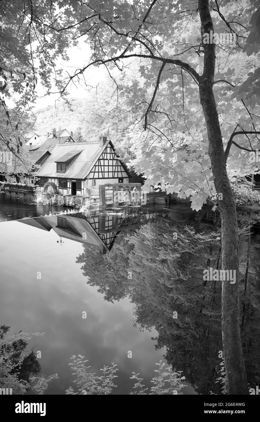 Image infrarouge, moulin à marteaux historique, musée, source karstique du Blau, Blatopf à Blaubeuren, Alb souabe, Bade-Wurtemberg, Allemagne Banque D'Images