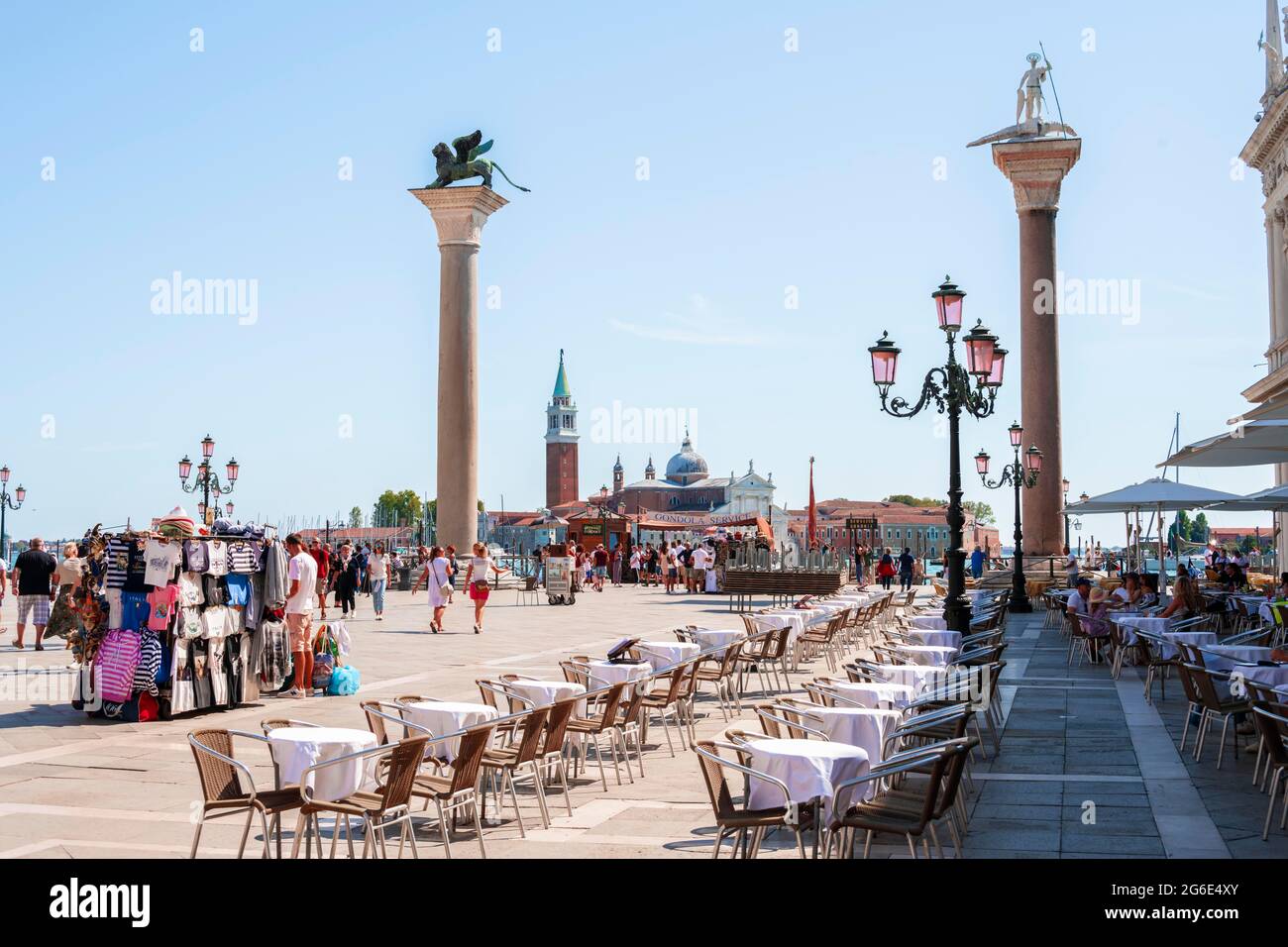 Colonnes avec Marcus Lion, restaurant de la place Saint-Marc, Venise, Vénétie, Italie Banque D'Images