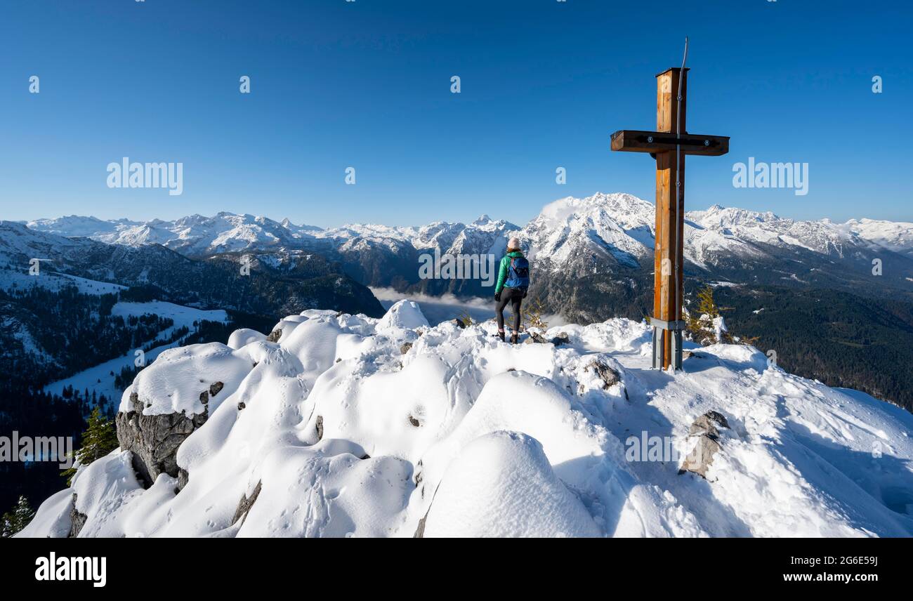 Randonneur au sommet du Jenner avec croix de sommet, derrière Watzmann, Parc National de Berchtesgaden, Alpes de Berchtesgaden, Schoenau am Koenigssee Banque D'Images