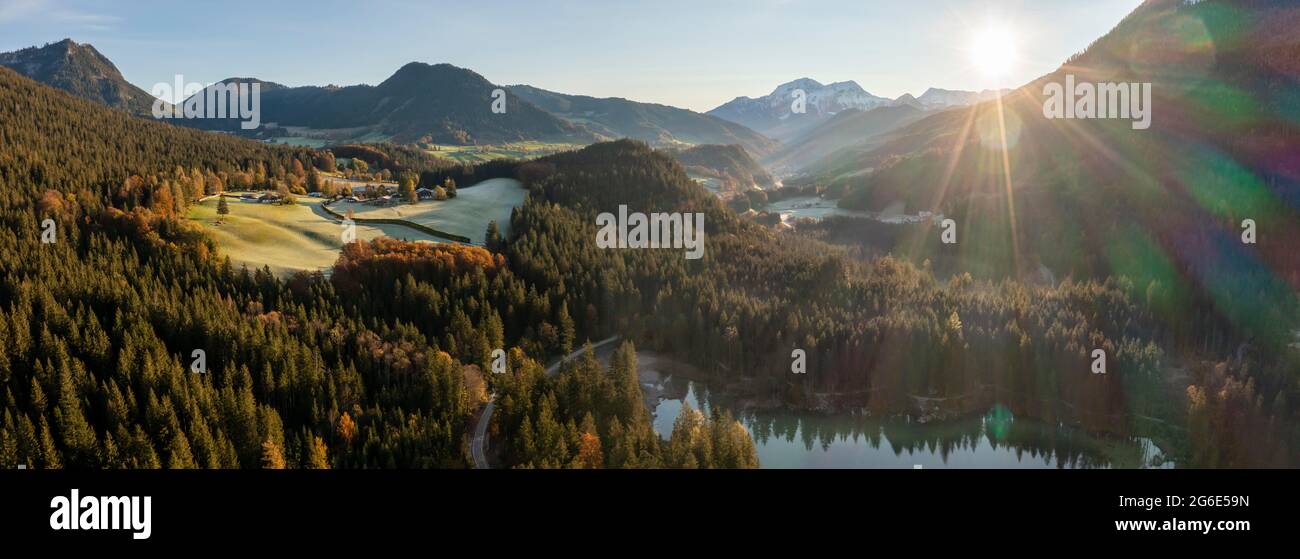 Vue aérienne, atmosphère matinale, lac et arbres d'automne d'en haut, Hintersee, Berchtesgaden, Bavière, Allemagne Banque D'Images