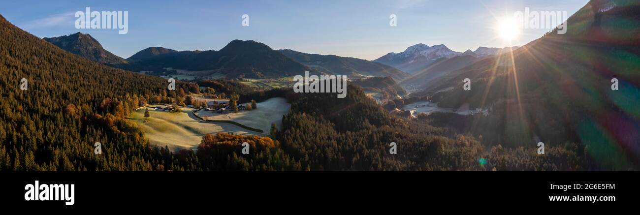 Vue aérienne, atmosphère matinale, lac et arbres d'automne d'en haut, Hintersee, Berchtesgaden, Bavière, Allemagne Banque D'Images