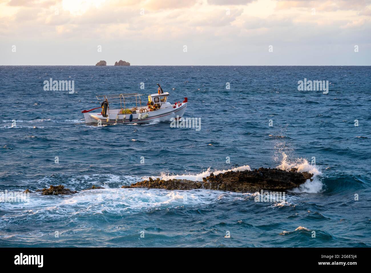 Bateau de pêche sur la mer, Paros, Cyclades, Mer Egéé, Grèce Banque D'Images