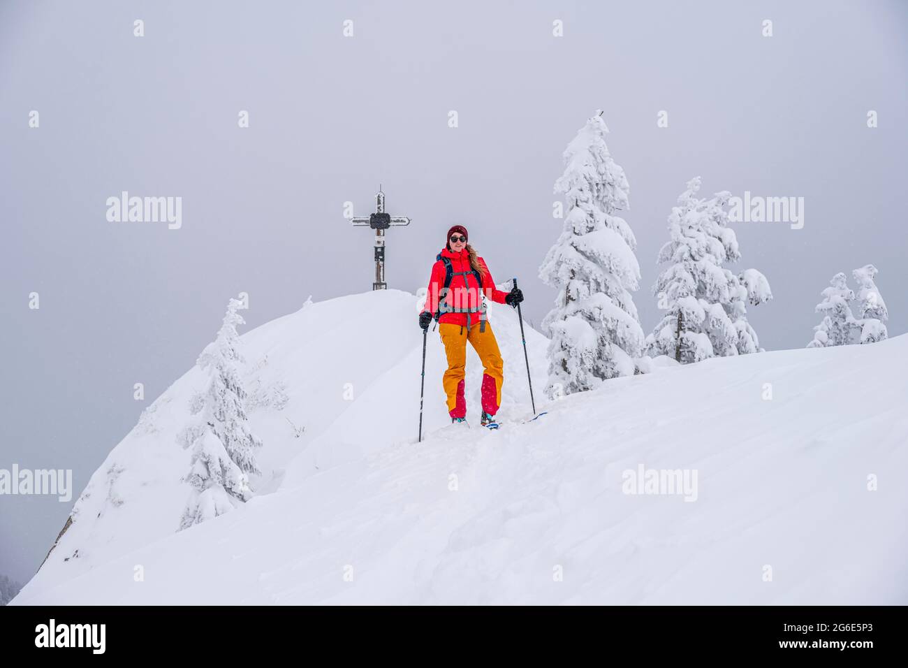 Jeune femme en excursion de ski, ski-Tourers, sommet de Rauhkopf en hiver, montagnes de Mangfall, Prealps bavarois, haute-Bavière, Bavière, Allemagne Banque D'Images