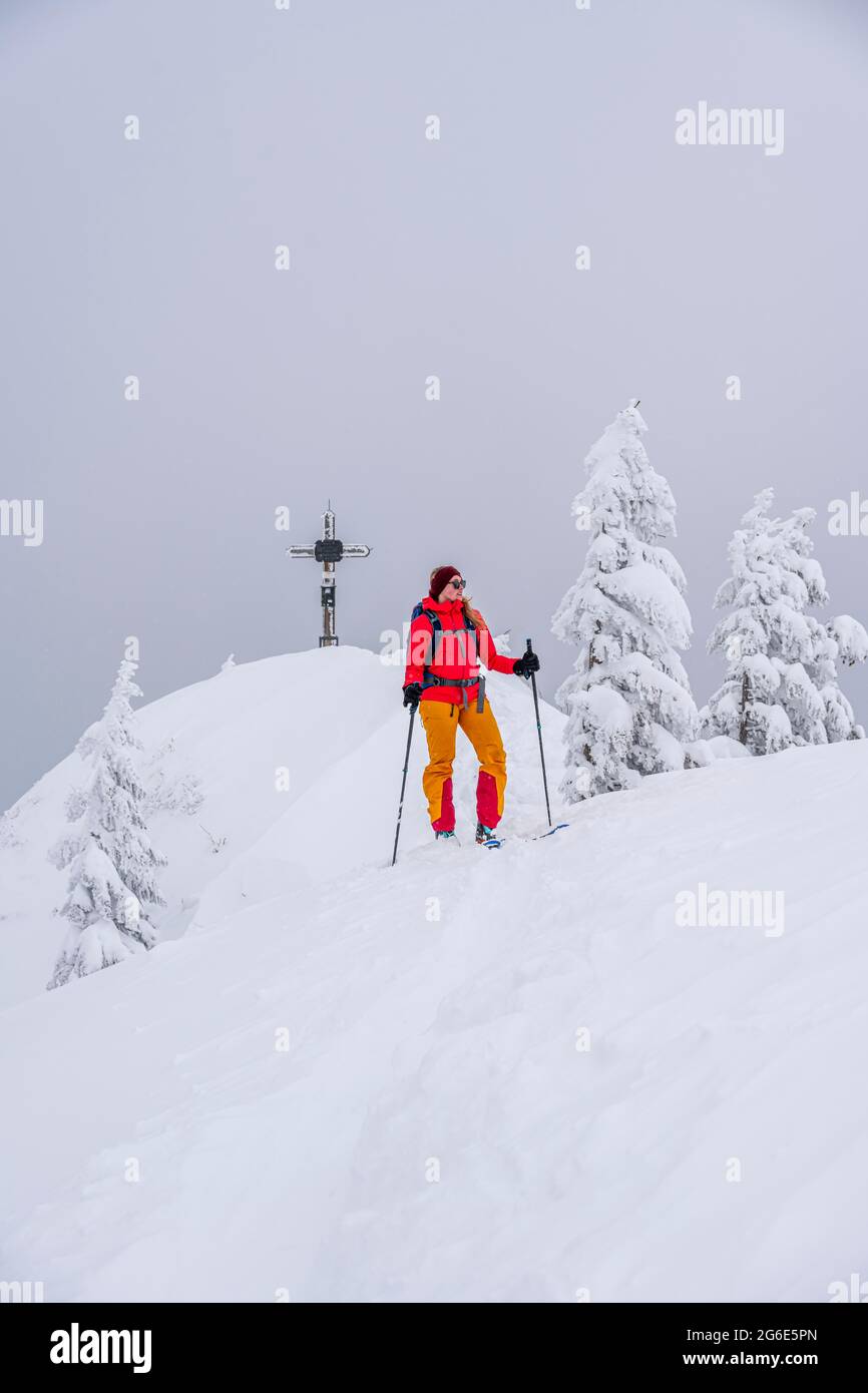 Jeune femme en excursion de ski, ski-Tourers, sommet de Rauhkopf en hiver, montagnes de Mangfall, Prealps bavarois, haute-Bavière, Bavière, Allemagne Banque D'Images