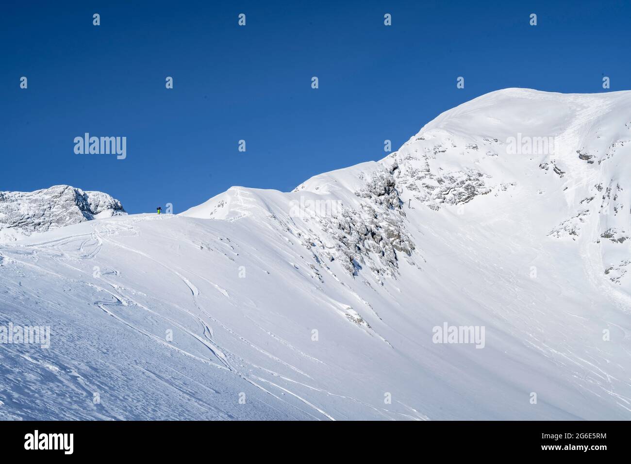 Alpspitz est degré, les amateurs de ski lors de la visite de ski à l'Alpspitze, Bernadeinkopf, vue sur les montagnes de Wetterstein avec de la neige en hiver Banque D'Images
