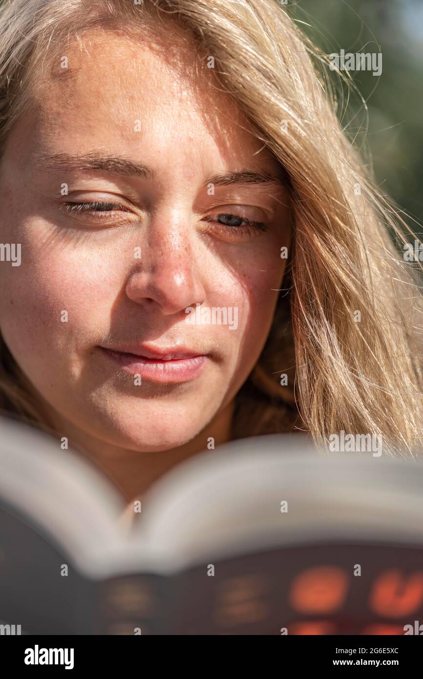 Jeune femme lisant un livre, Grèce Banque D'Images