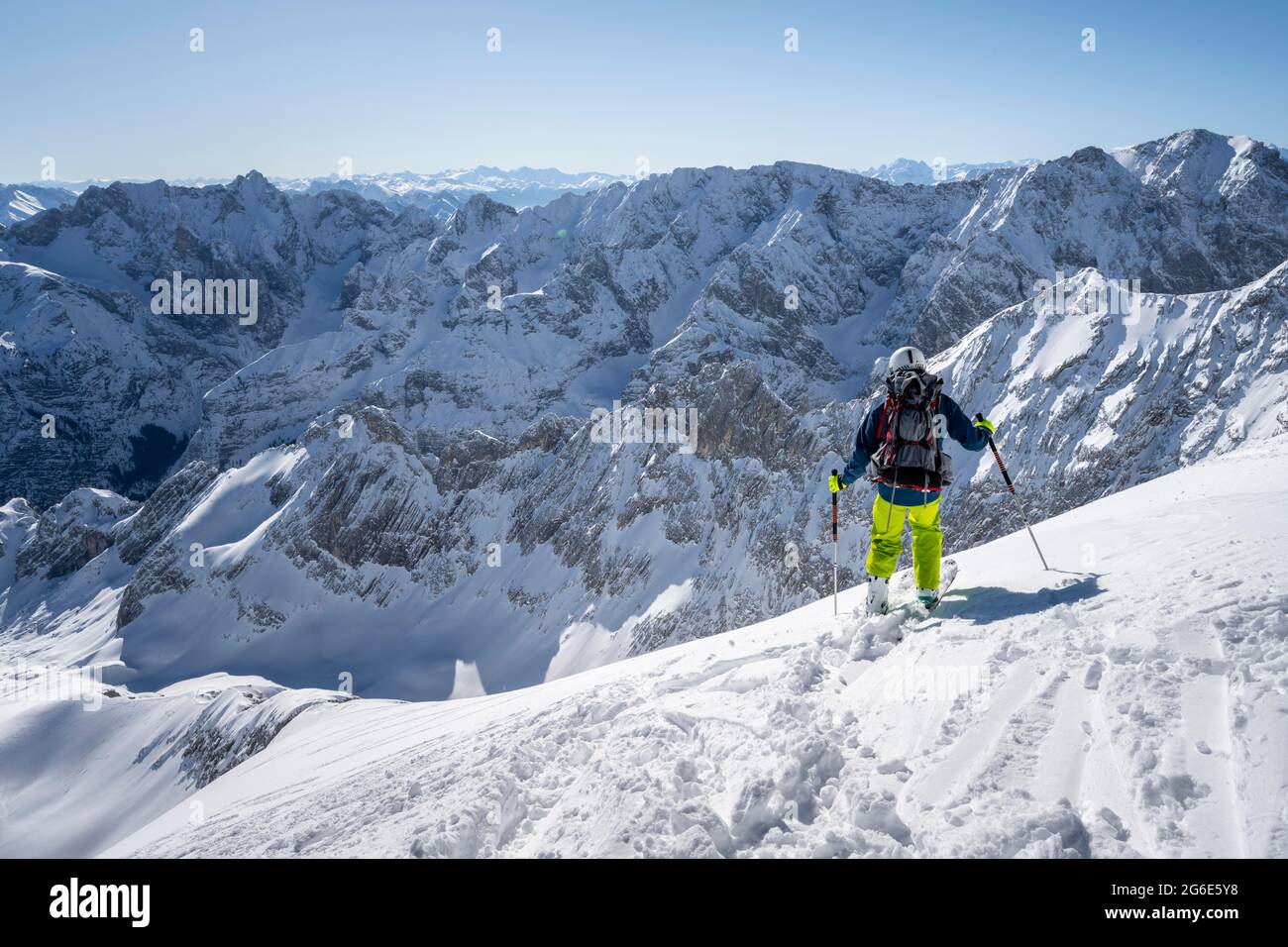 Les amateurs de ski sur la descente depuis la pente est de l'Alpspitz, ski sur l'Alpspitze, montagnes de Wetterstein avec neige en hiver Banque D'Images