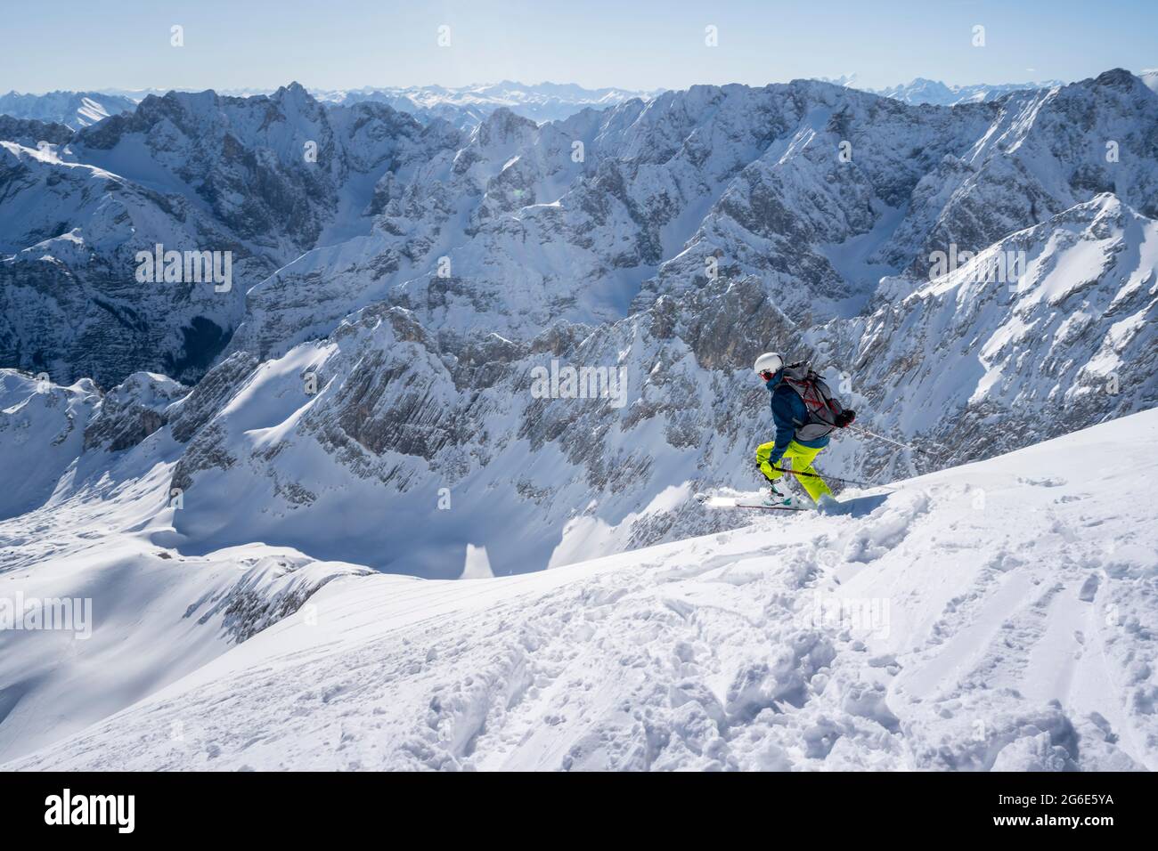 Les amateurs de ski sur la descente depuis la pente est de l'Alpspitz, ski sur l'Alpspitze, montagnes de Wetterstein avec neige en hiver Banque D'Images