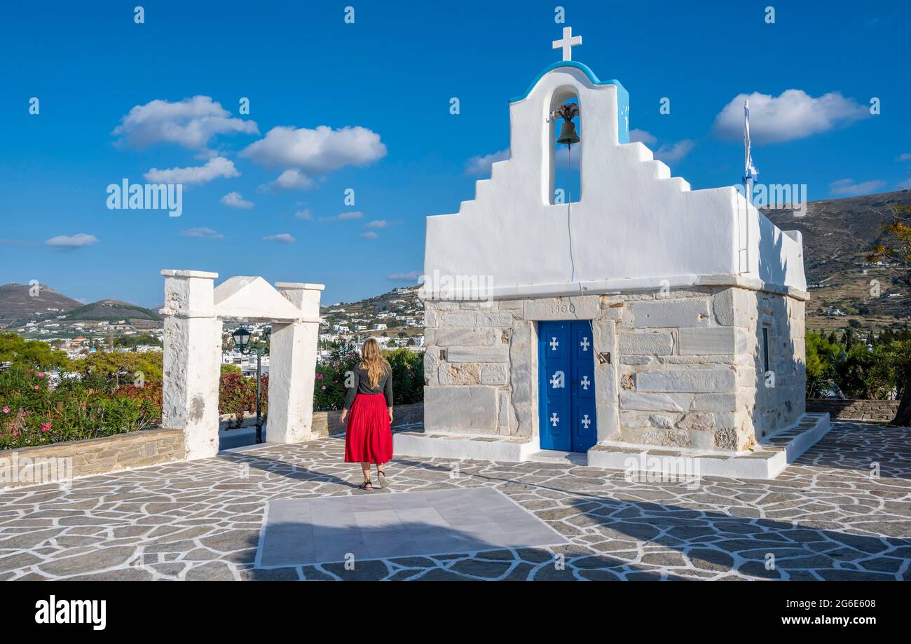 Tourisme avec robe rouge, Église grecque orthodoxe bleue et blanche de Sainte-Anne, Parikia, Paros, Cyclades, Mer Egée, Grèce Banque D'Images