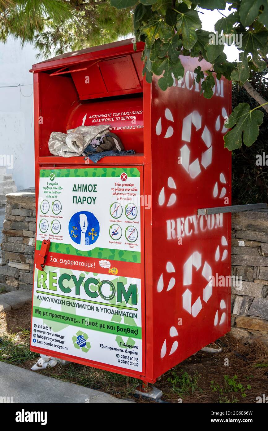 Recyclage, conteneurs de déchets en bord de route Banque D'Images