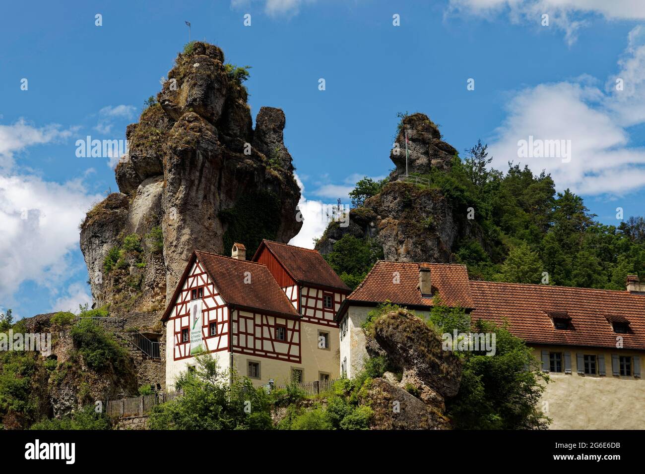 Village de rochers ou village d'église Tuechersfeld, roc de drapeau frappant, montagne en circulation, maison à colombages, quartier de Pottenstein, Puettlachttal Banque D'Images