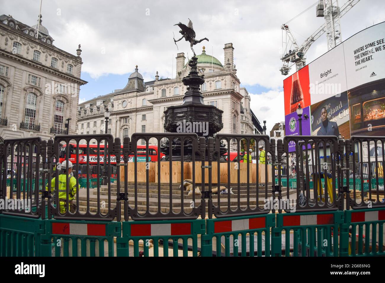 Londres, Royaume-Uni. 05e juillet 2021. Les travailleurs ont vu monter à bord de la fontaine du Mémorial de Shaftesbury, également connue sous le nom d'Eros, à Piccadilly Circus, avant les demi-finales et finales de l'Euro 2020. Le monument de Londres a été embarqué avant les matchs de football restants pour protéger le monument et empêcher les fans de l'escalader. De grandes foules se sont rassemblées sur et autour du monument après les victoires récentes de l'Angleterre dans le championnat de football. Crédit : SOPA Images Limited/Alamy Live News Banque D'Images