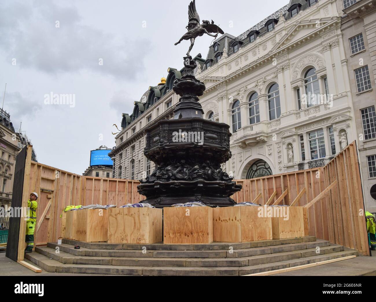 Londres, Royaume-Uni. 05e juillet 2021. Un travailleur a vu monter à bord de la fontaine du Mémorial de Shaftesbury, également connue sous le nom d'Eros, à Piccadilly Circus avant les demi-finales et finales de l'Euro 2020. Le monument de Londres a été embarqué devant les matchs de football restants pour protéger le monument et empêcher les fans de l'escalader. De grandes foules se sont rassemblées sur et autour du monument après les victoires récentes de l'Angleterre dans le championnat de football. Crédit : SOPA Images Limited/Alamy Live News Banque D'Images